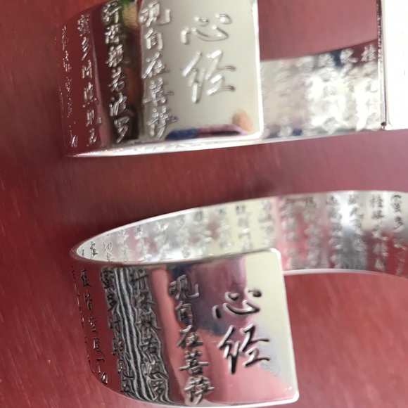 Engraved lotus silver wide cuff bracelet - Picture 8 of 8